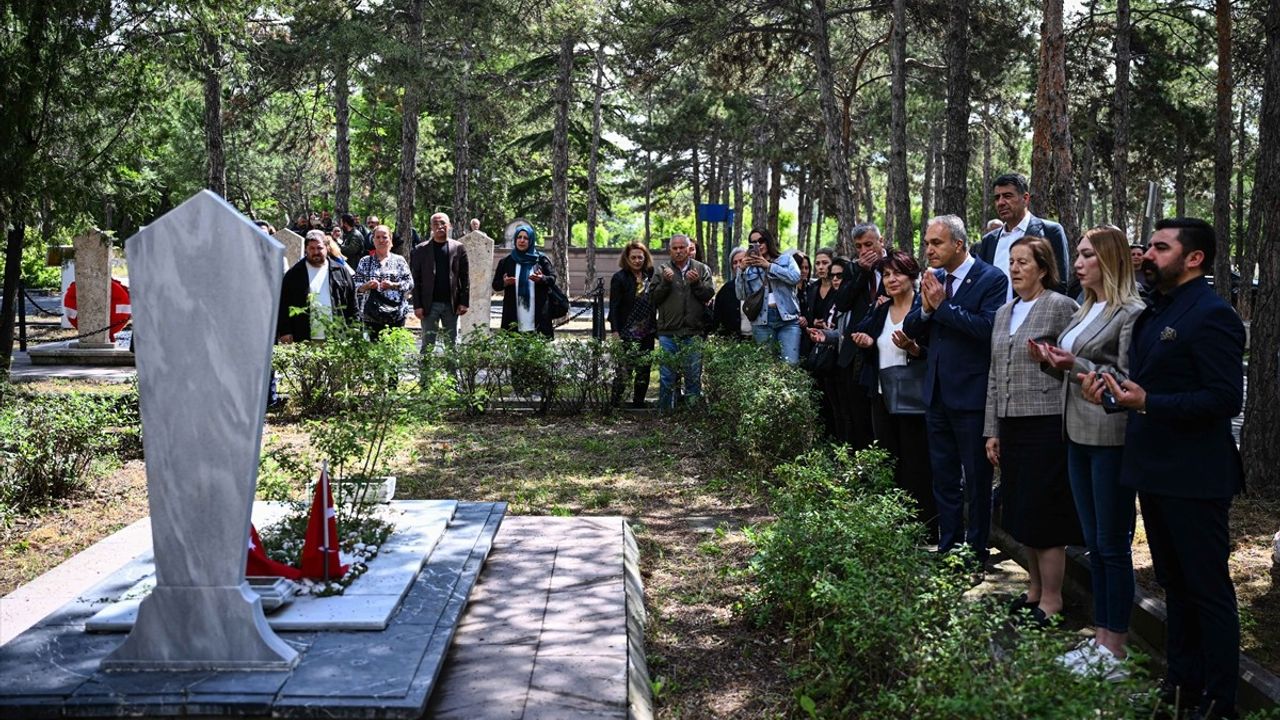 Hüseyin Vasıf Çınar Anıldı
