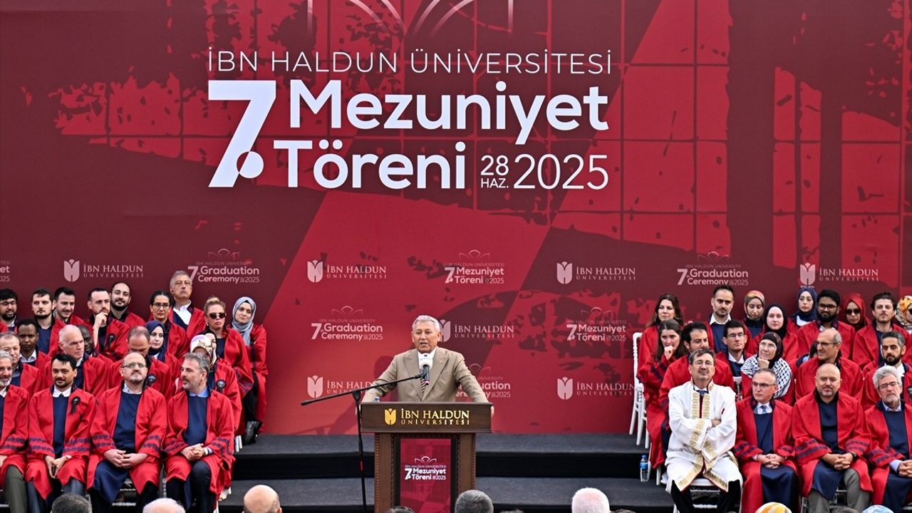 İbn Haldun Üniversitesi'nde Mezuniyet Coşkusu