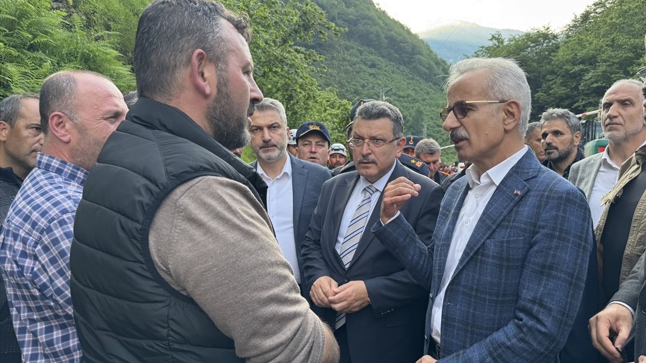 İncelemelerini Sürdüren Bakan Uraloğlu, Trabzon'daki Sel Felaketini Değerlendirdi
