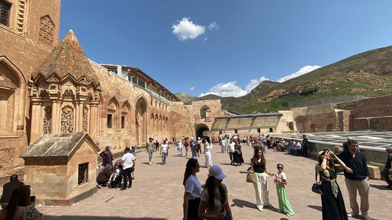 İshak Paşa Sarayı'nda Bayram Yoğunluğu