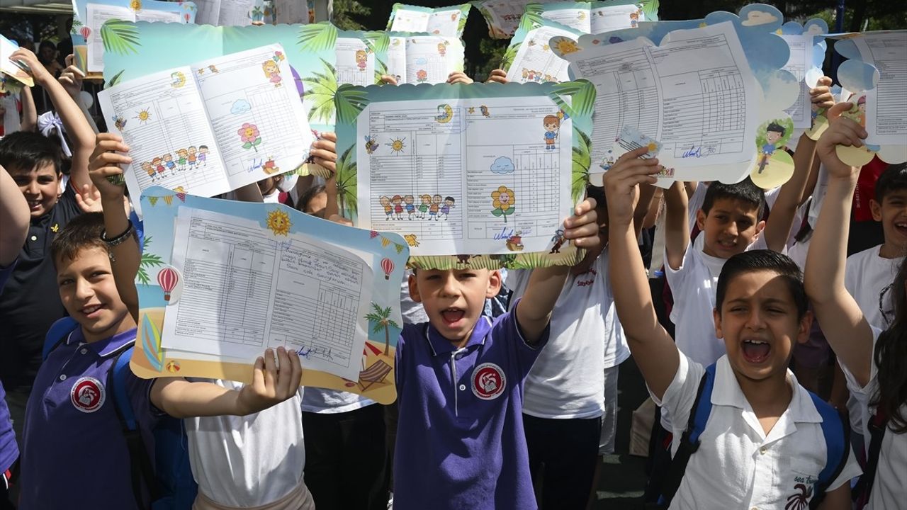 İstanbul'da 2024-2025 Eğitim Yılı Karneleri Dağıtıldı