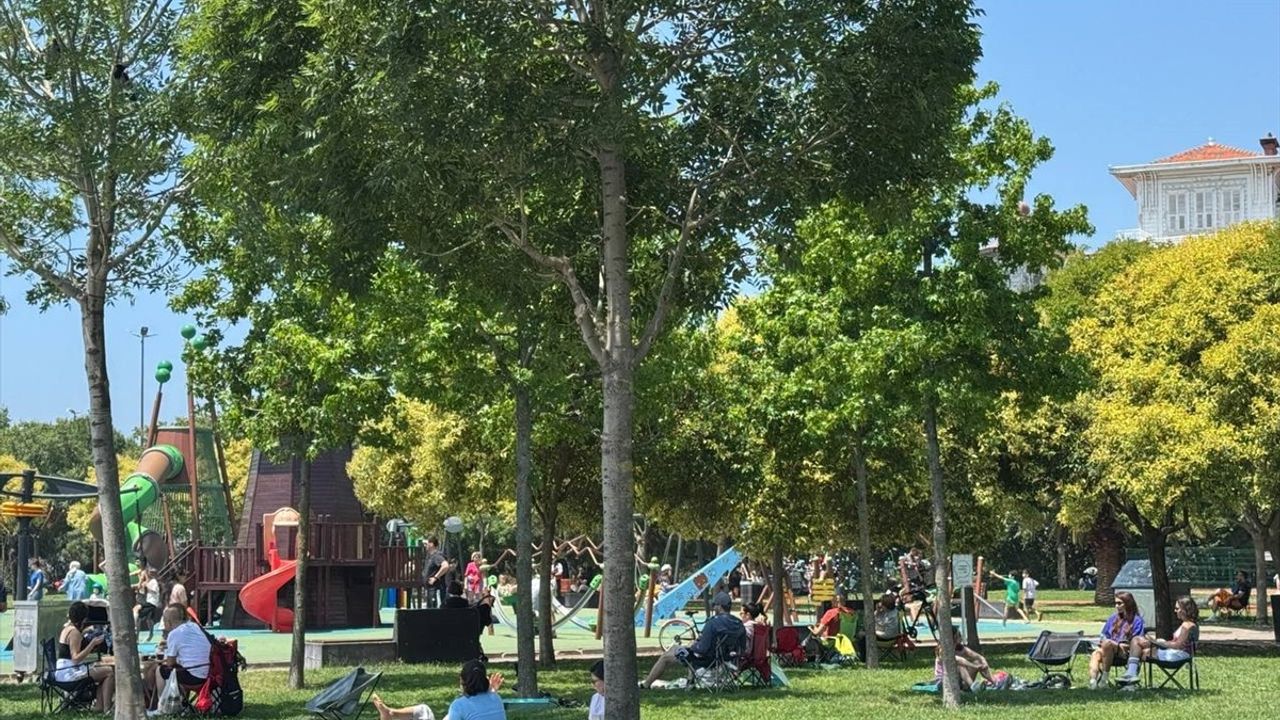 İstanbul'da Bayram Coşkusu: Sahil ve Parklar Dolu