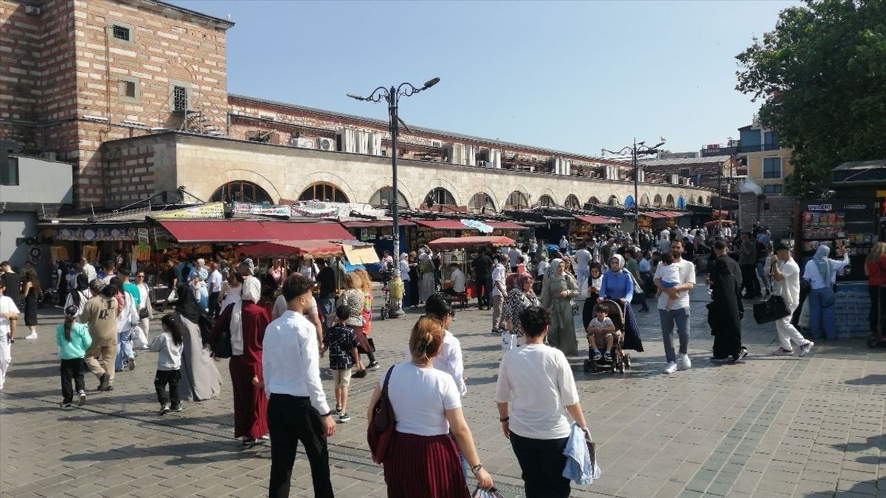 İstanbul'da Bayram Keyfi: Sahil ve Parklar Dolu