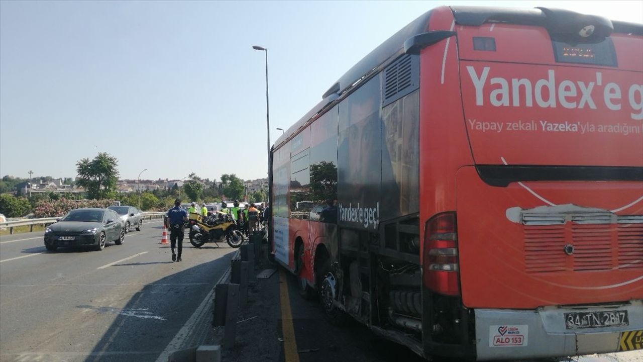 İstanbul'da Metrobüs Kazası: Kontrolden Çıktı ve Bariyerlere Çarptı