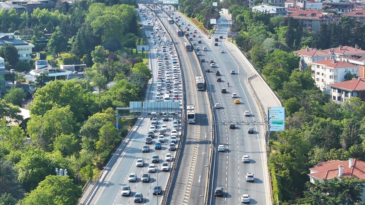 İstanbul'da Trafik Yoğunluğu: Haftanın İlk Günü