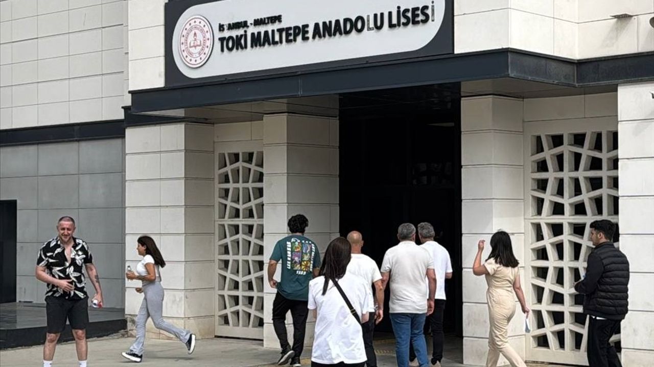 İstanbul'da YKS'nin İlk Oturumu TYT Başladı