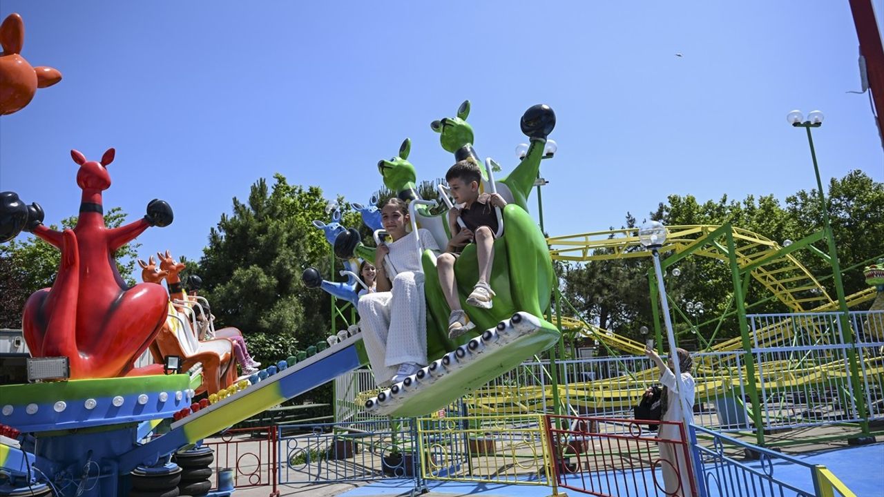 İstanbul Eğlence Parklarında Bayram Coşkusu