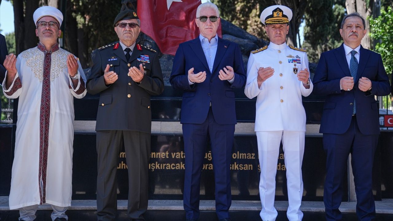 İstanbul Valisi Gül, Edirnekapı Şehitliği'nde Dua Etti