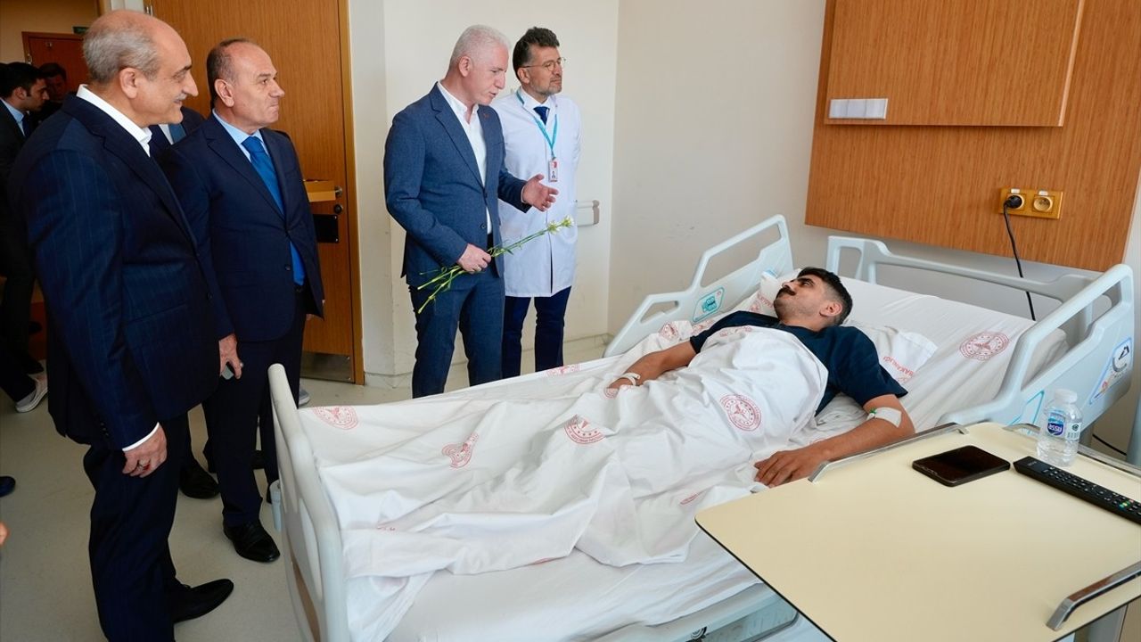 İstanbul Valisi Gül, Sultangazi Hastanesinde Bayramlaşıp Hasta Ziyareti Gerçekleştirdi