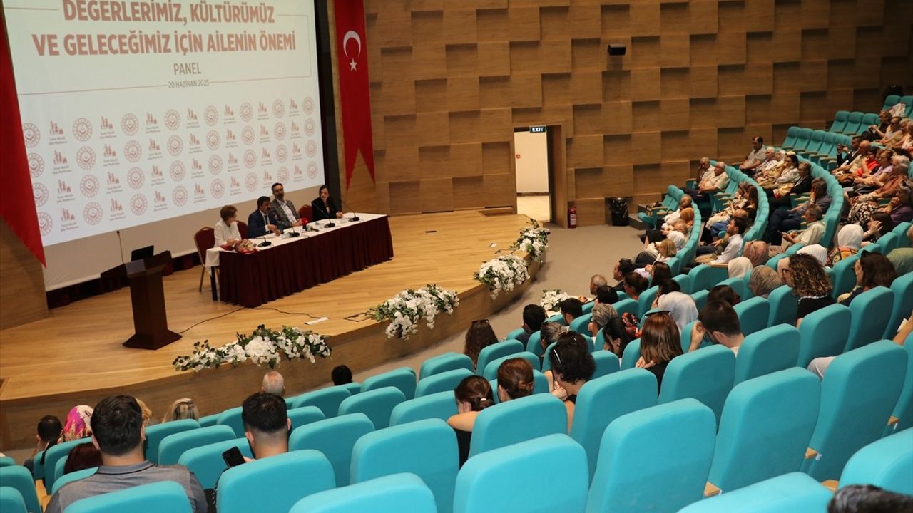 İzmir'de Ailenin Önemi Paneli Gerçekleştirildi