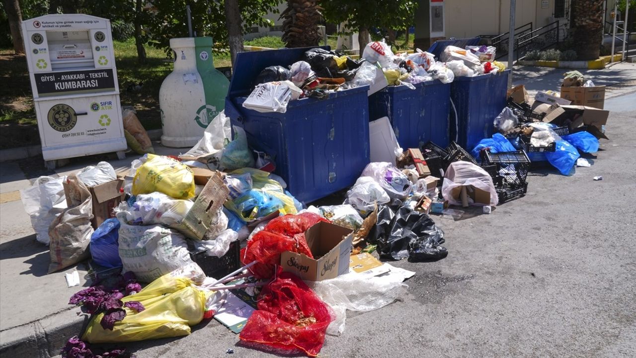 İzmir'de Belediyelerde İşçi Grevi Devam Ediyor