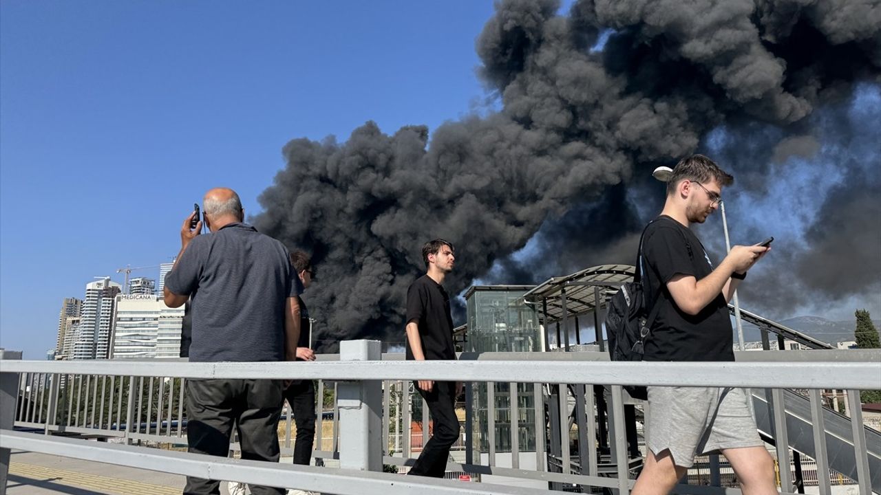 İzmir'de Deponun Yangınına Müdahale Devam Ediyor