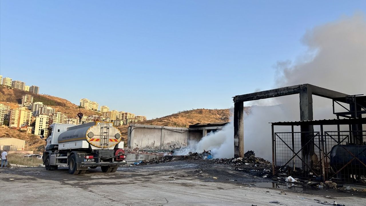 İzmir'de Geri Dönüşüm Tesisinde Yangın, 1 Şüpheli Gözaltında