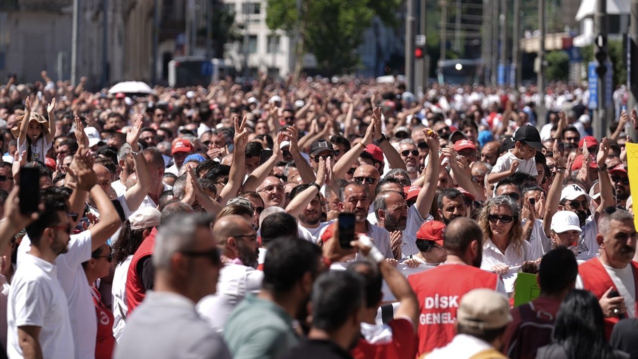 İzmir'de Grev Direnişi ve Belediye Başkanı Tugay'ın Tepkileri