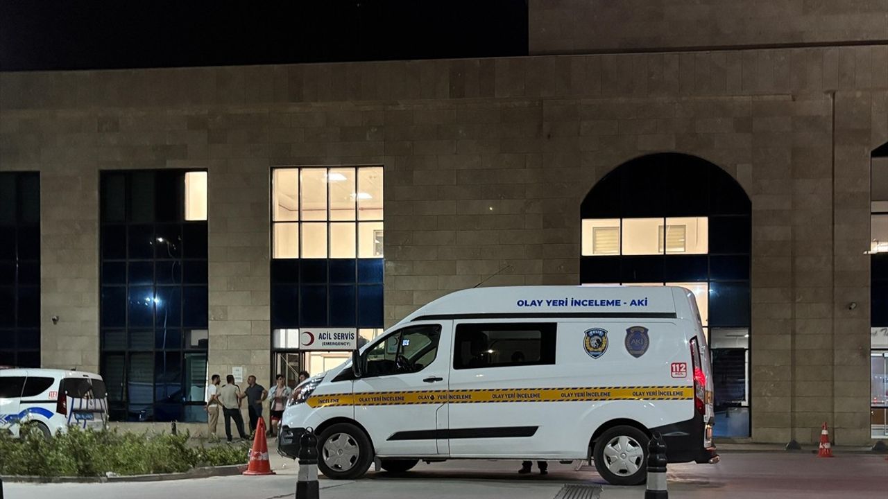 İzmir'de Korkunç Bıçaklı Kavga: 1 Ölü, 2 Yaralı