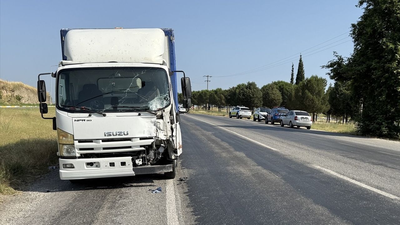 İzmir'de Motosiklet Kazası: 1 Ölü, 1 Yaralı