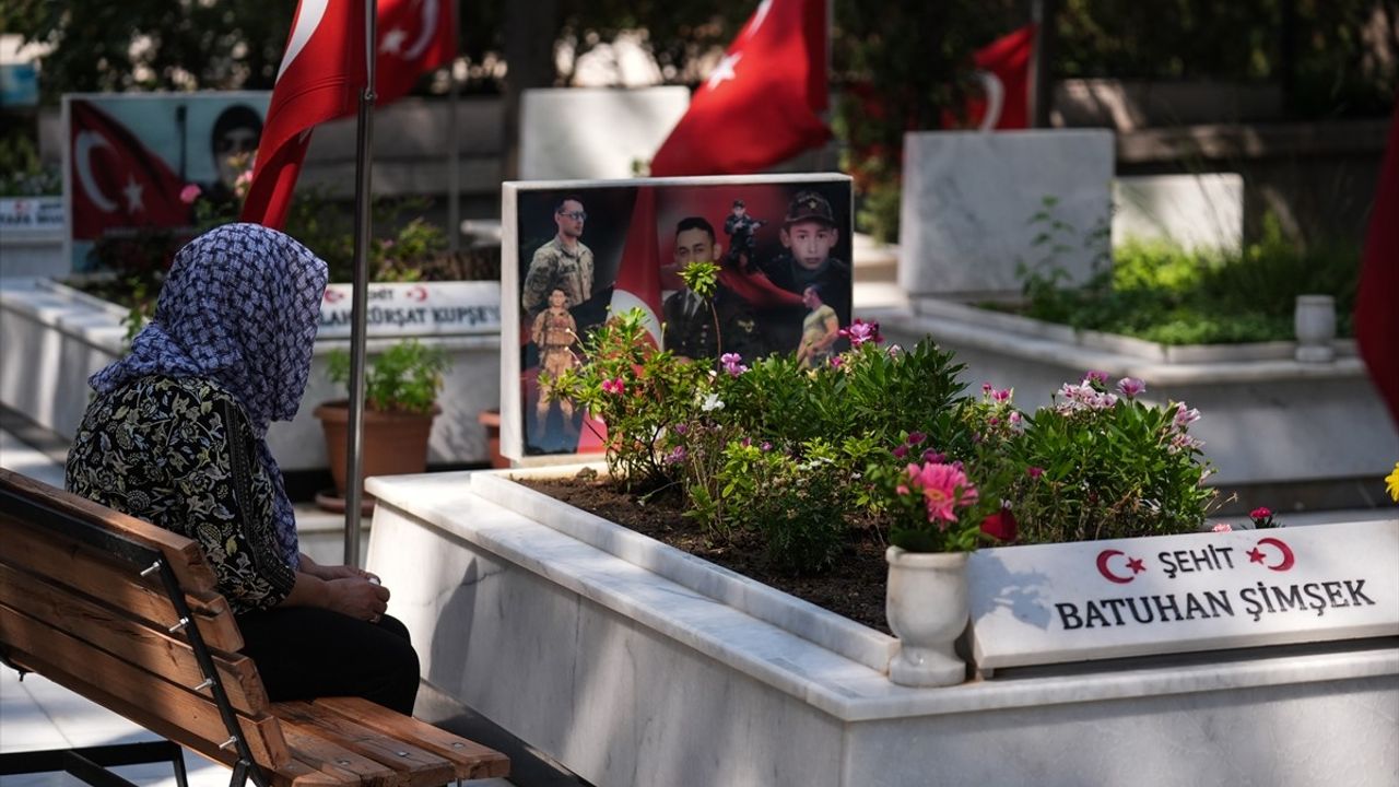 İzmir'de Şehit Yakınları Bayramı Anmak İçin Şehitliğe Ziyaret Gerçekleştirdi