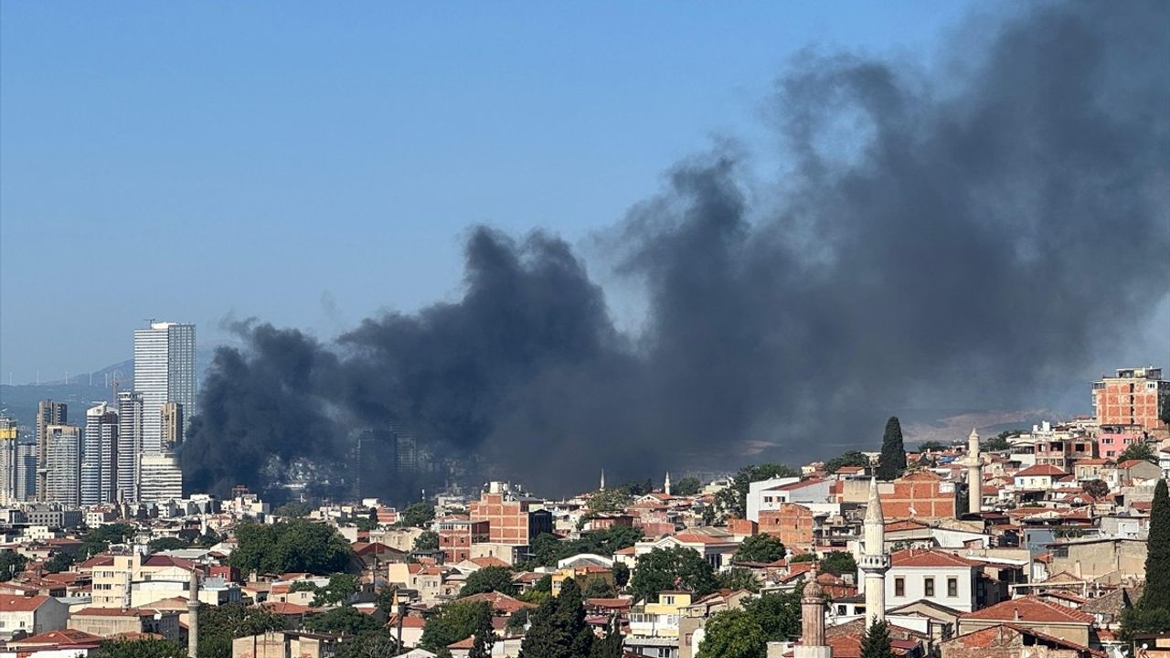 İzmir'deki Depo Yangınına Müdahale
