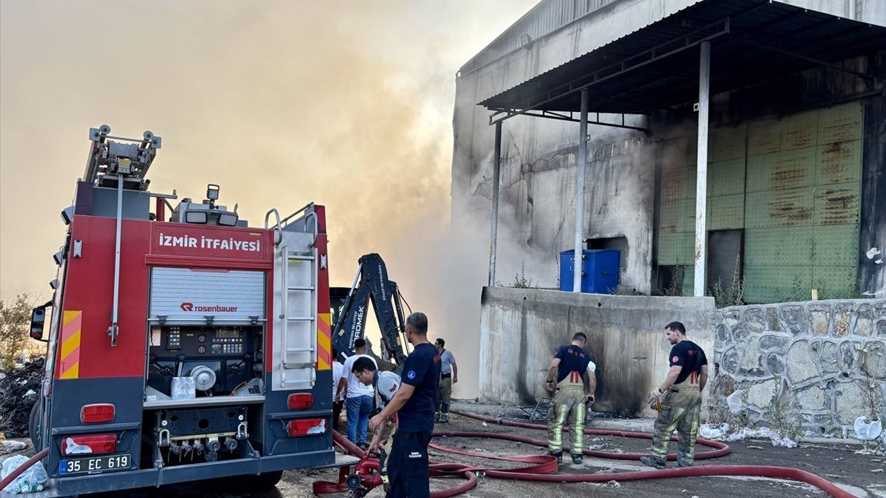 İzmir'deki Katı Atık Tesisinde Yangın Kontrol Altına Alındı