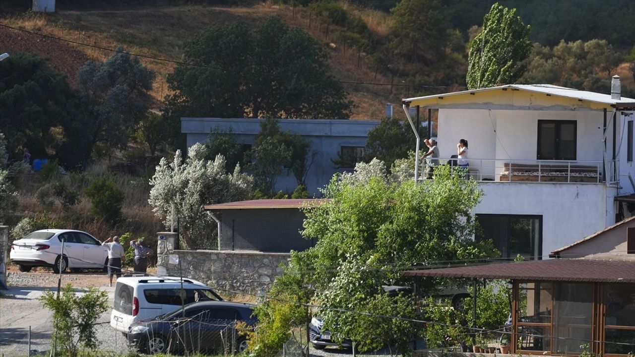İzmir'deki Orman Yangınlarına Müdahale Devam Ediyor