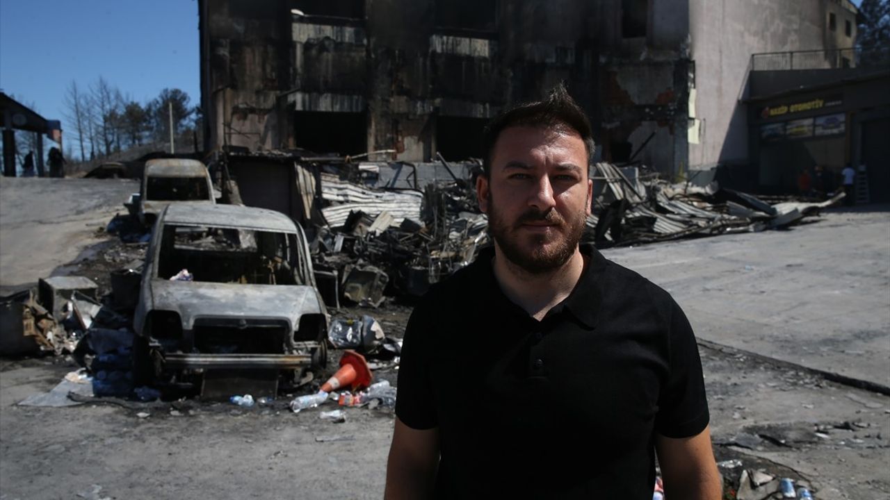 İzmir Gaziemir'de Orman Yangını Galericiler Sitesine Sıçradı