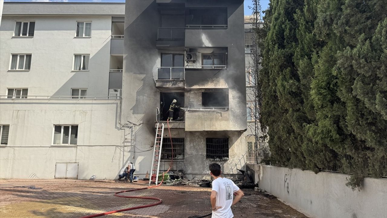 Kahramanmaraş'ta Mobilya Mağazasında Yangın Çikti