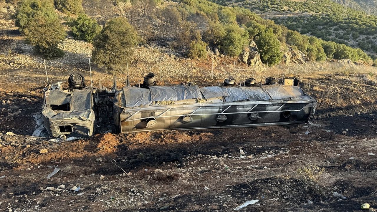 Kahramanmaraş'ta Yangın Paniği: Şarampole Devrilen Tırda Çıkan Alevler Söndürüldü