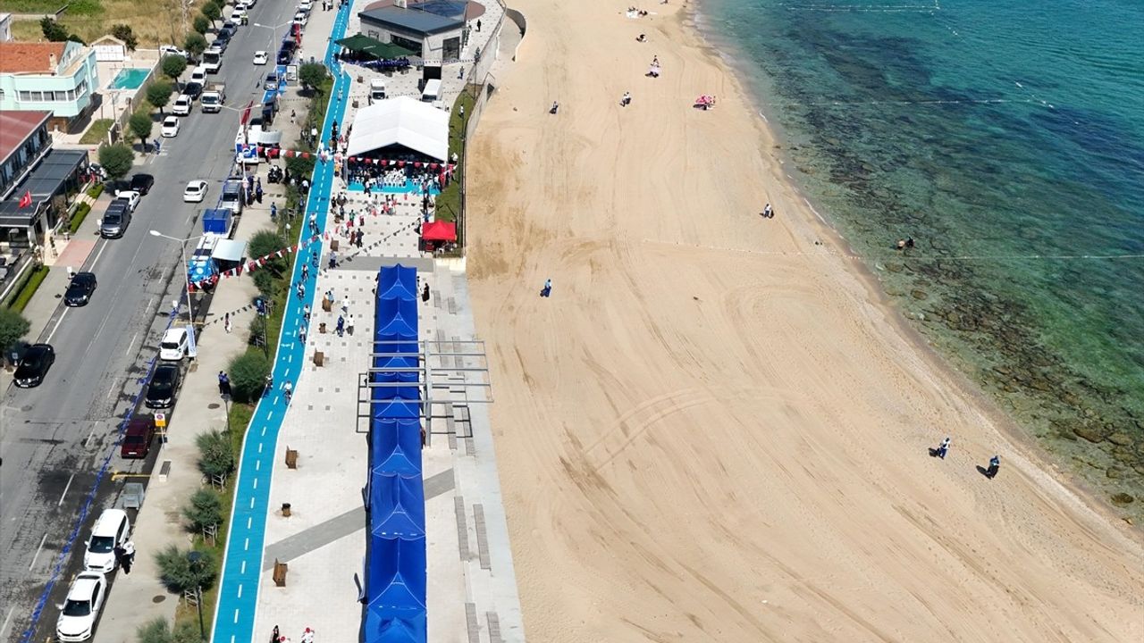 Karaburun Sahili Mavi Bayrak Ödülünü Aldı