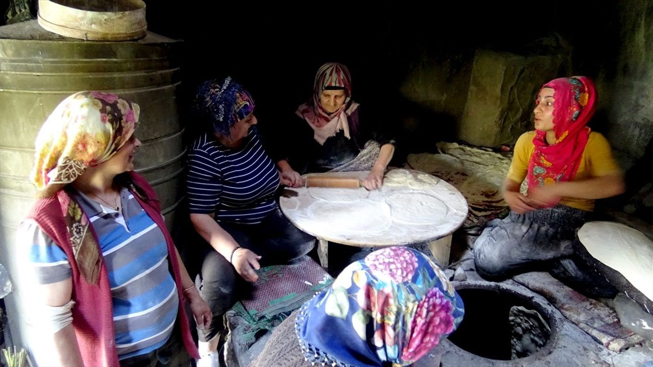 Kars'ta Kadınların Tandır Geleneği Sürüyor