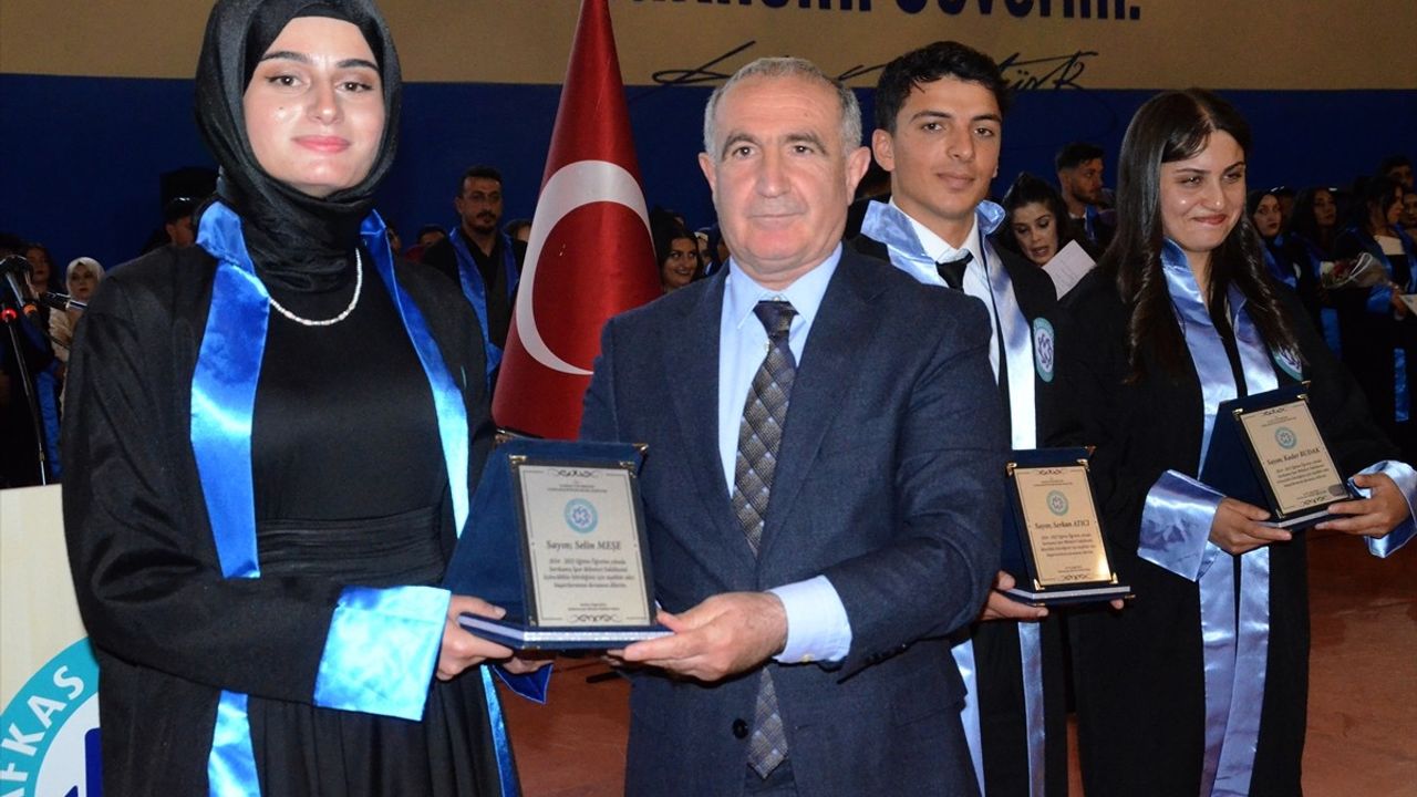 Kars'ta Mezuniyet Töreninde Türkiye ve Filistin Bayraklarıyla Destek Gösterisi