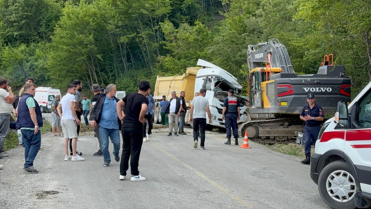 Kastamonu'da Hafriyat Kamyonu Kazası: Sürücü Hayatını Kaybetti