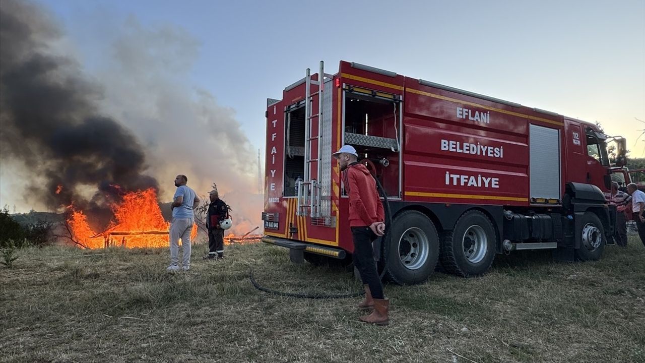 Kastamonu'da Yangın: 3 Samanlık ve Garaj Zarar Gördü