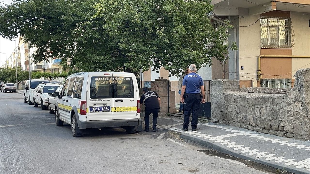 Kayseri'de İki Arkadaş Bıçakla Yaralandı
