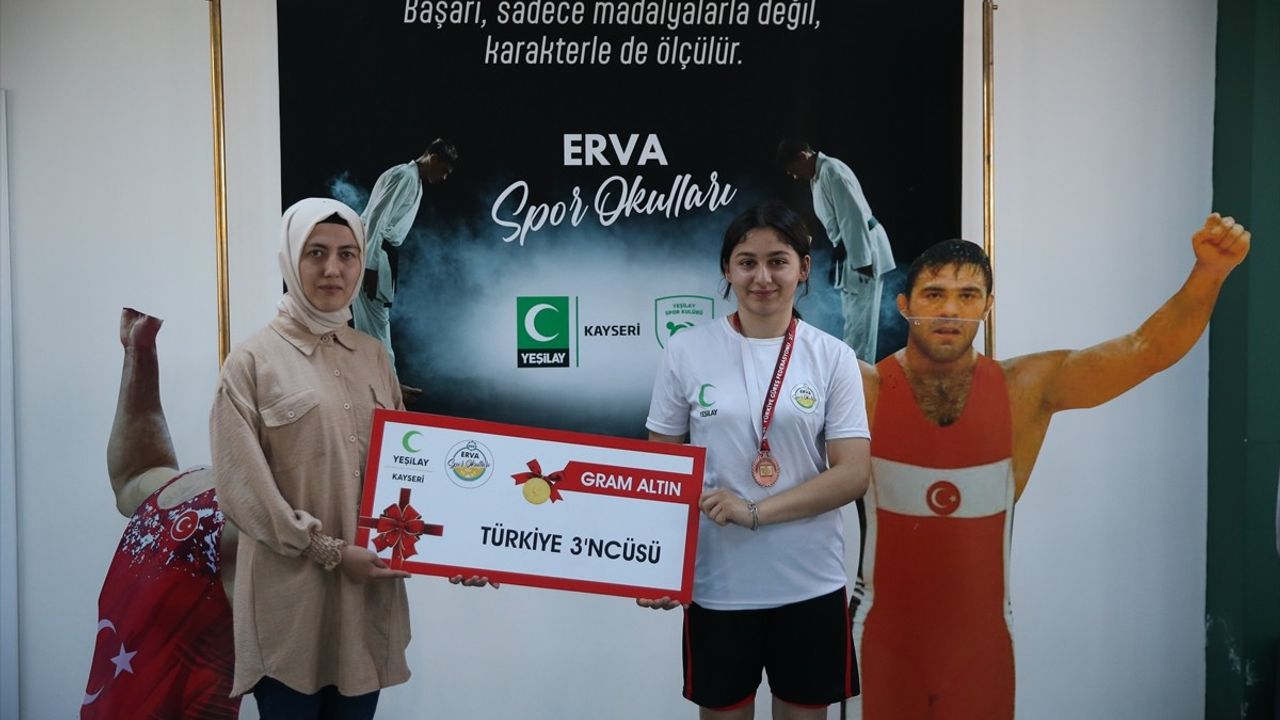 Kayseri Yeşilay ERVA Spor Kulübü'nden Şampiyon Miniklere Ödül
