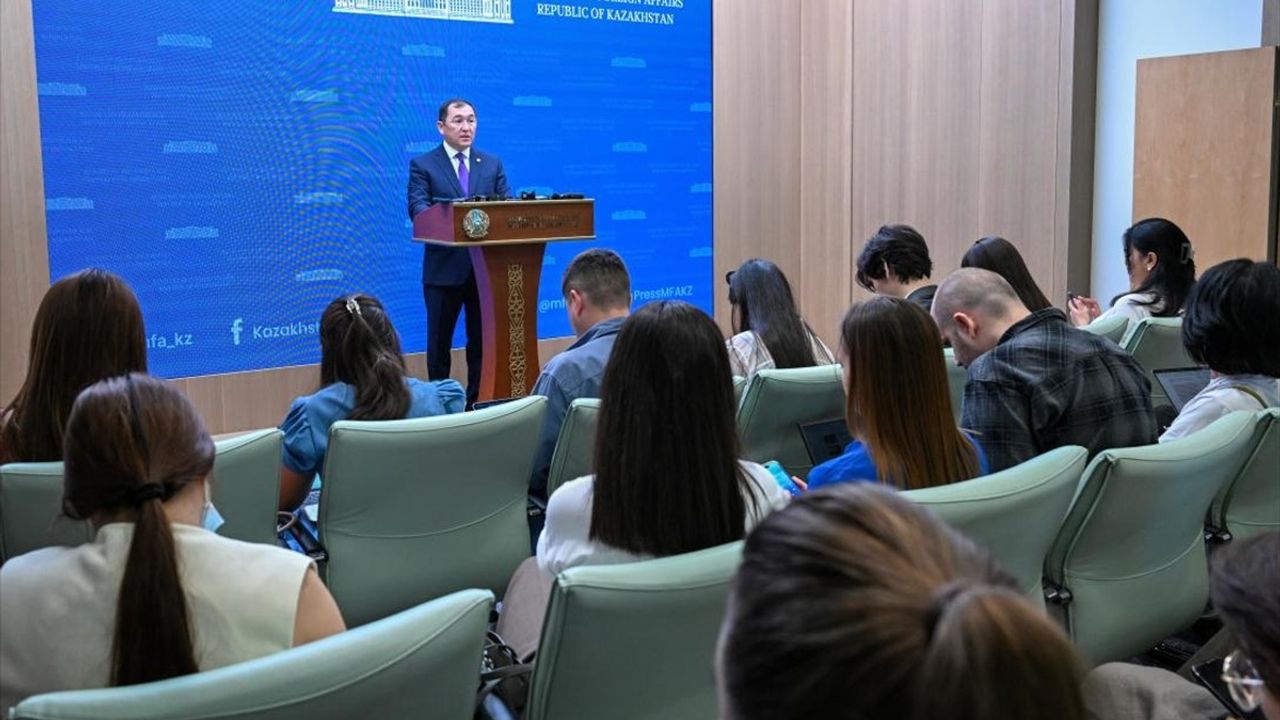 Kazakistan, İran'dan 74 Vatandaşını Tahliye Etti