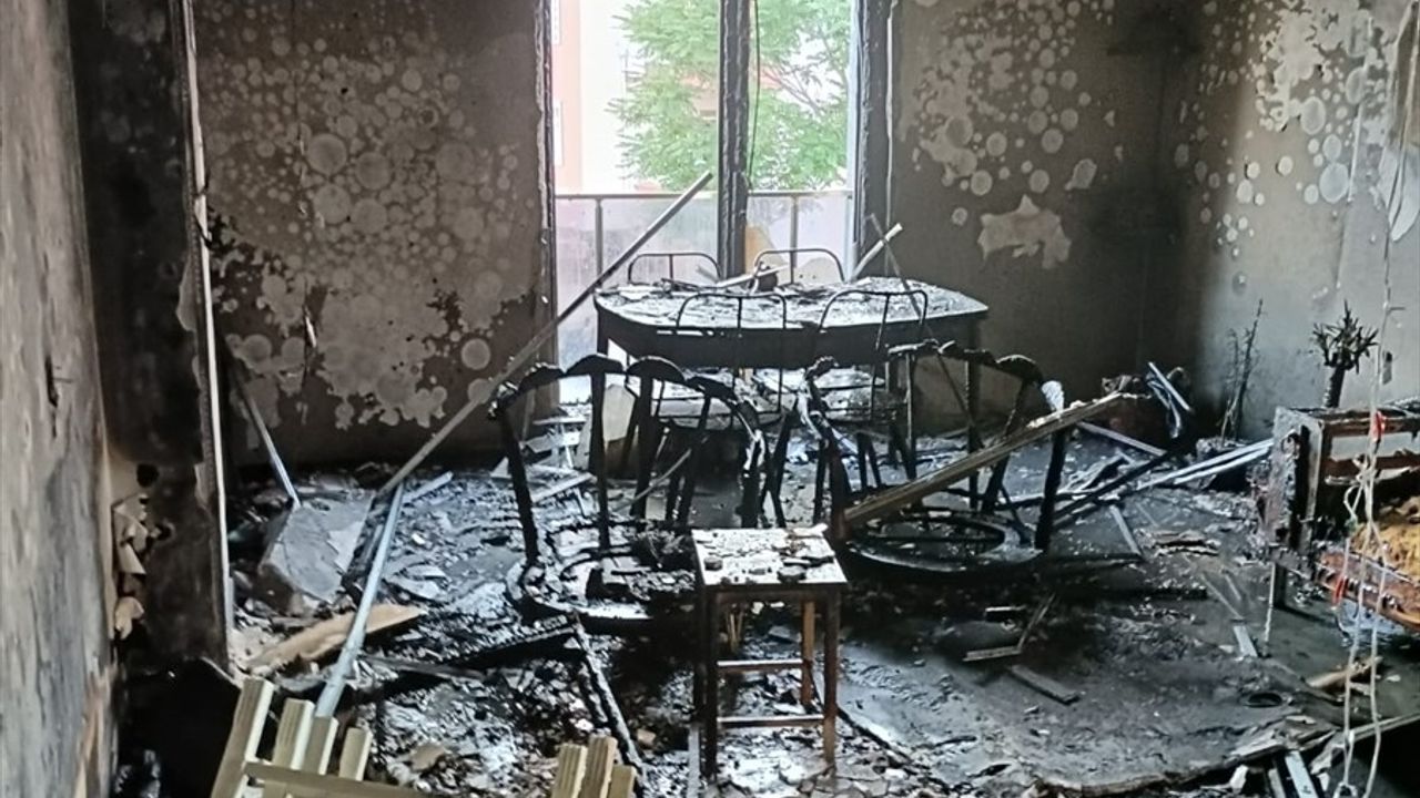 Kırıkkale'de Apartmanda Yangın: 8 Kişi Dumandan Etkilendi
