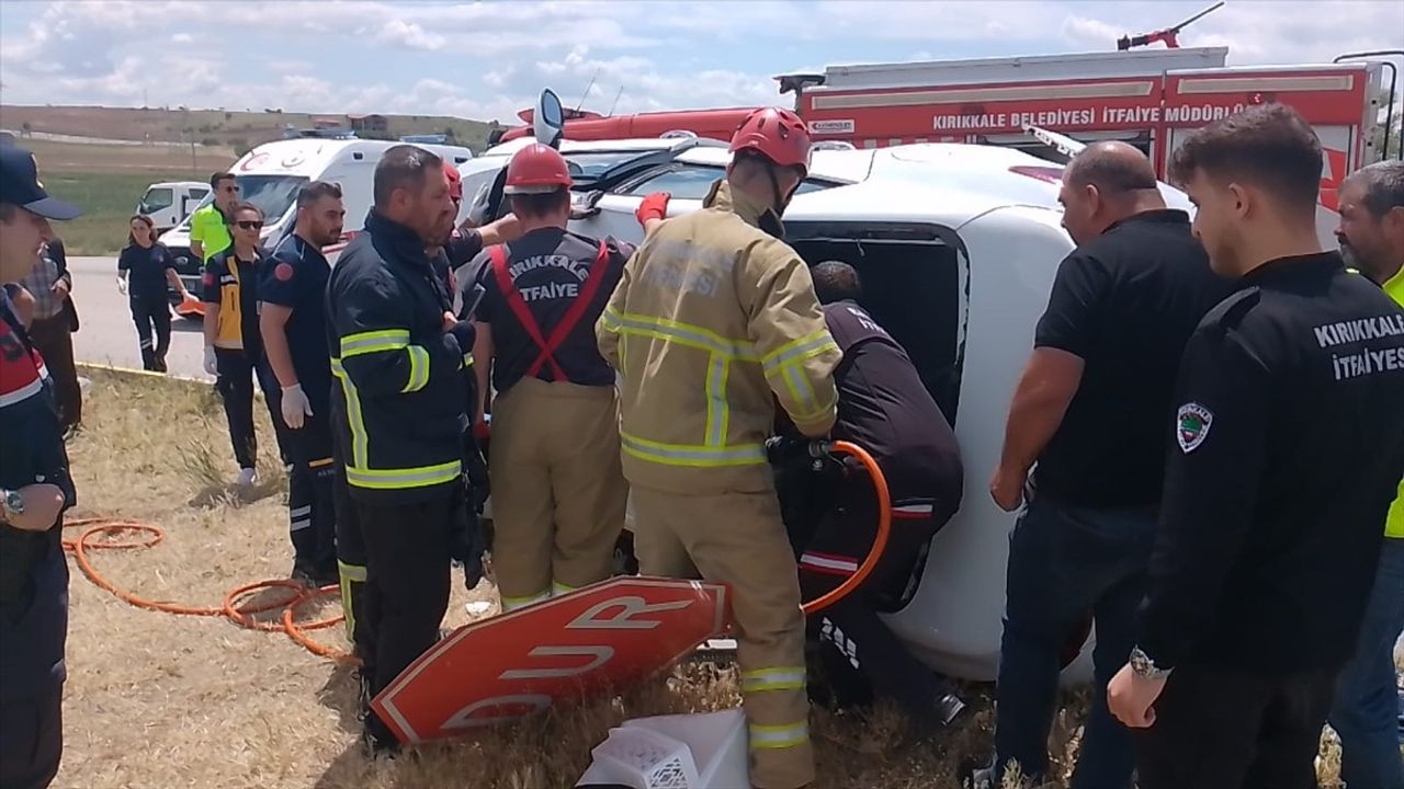 Kırıkkale'de Devrilen Otomobilin Sürücüsü ve Yolcusu Yaralandı