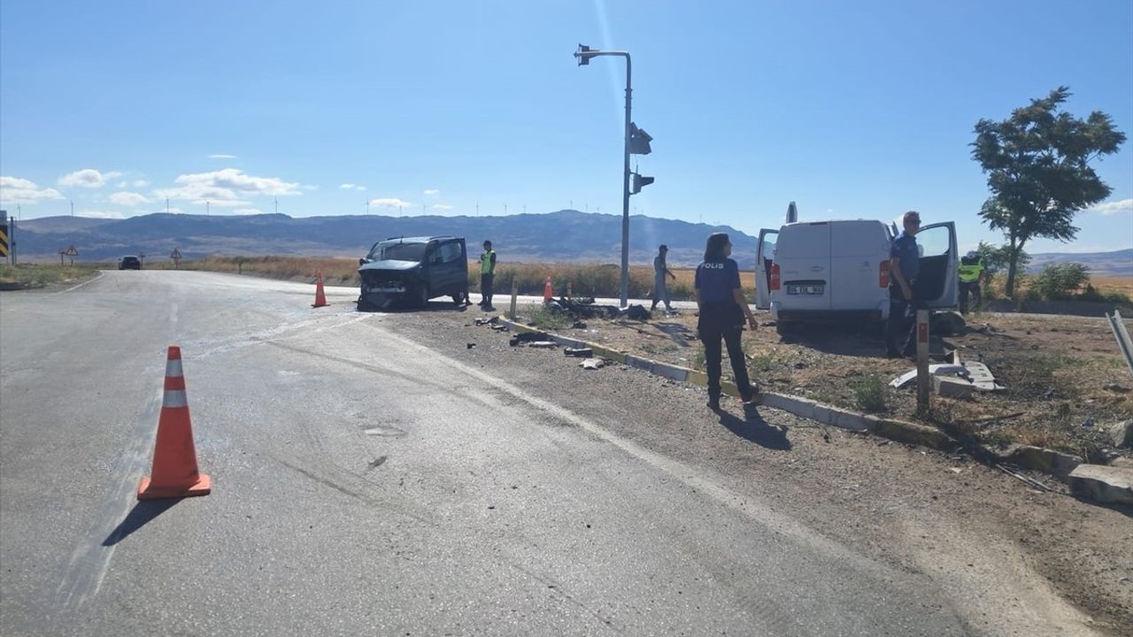 Kırıkkale'de Minibüs ve Hafif Ticari Araç Çarpıştı
