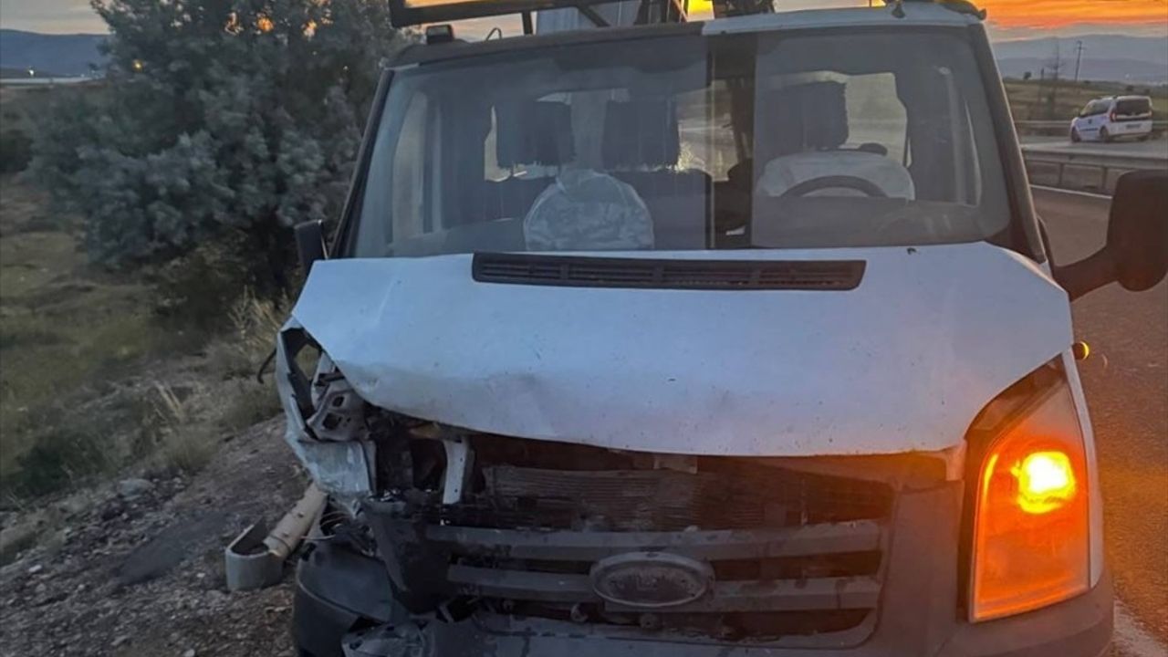 Kırıkkale'de Otomobil ve Kamyonet Çarpıştı: 1 Ölü, 2 Yaralı