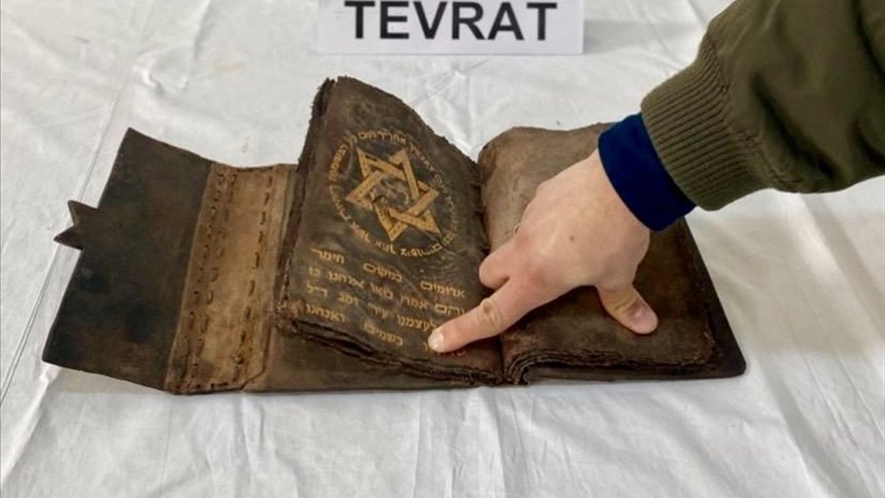 Kırşehir'de 700 Yıllık Tevrat Ele Geçirildi