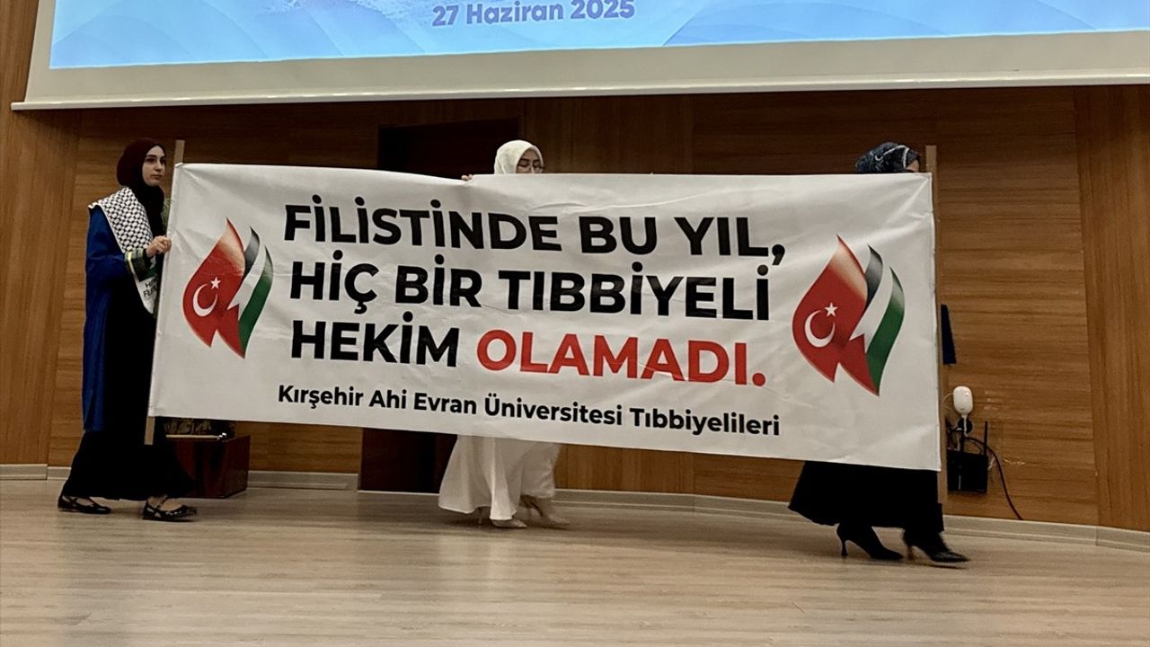 Kırşehir Tıp Öğrencileri Mezuniyet Töreninde Filistin'e Destek Gösterdi