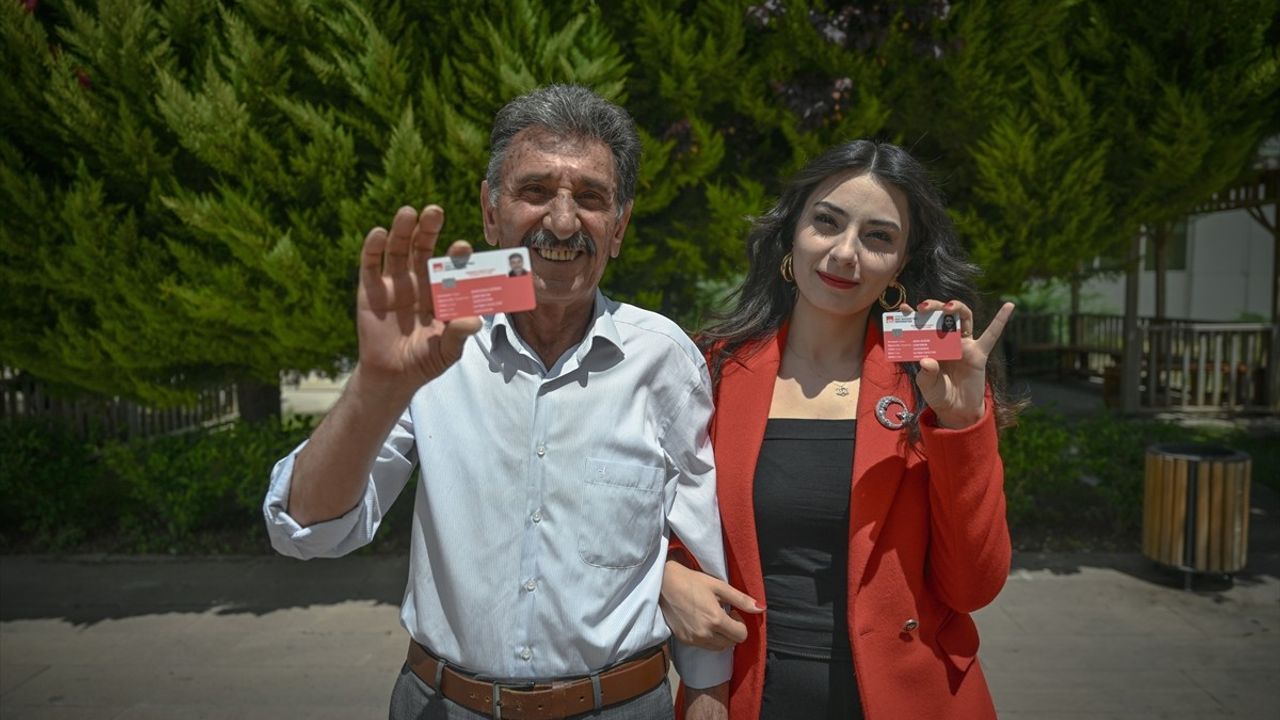 Kızıyla Aynı Sırada Üniversiteyi Tamamlayan Baba
