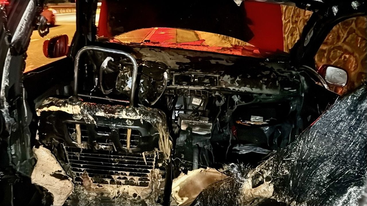 Kocaeli D-100 Kara Yolunda Seyir Halinde Otomobil Yangını