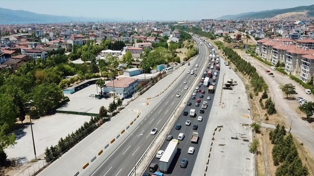 Kocaeli'de Anadolu Otoyolu'nda Kazada Ulaşım Durdu