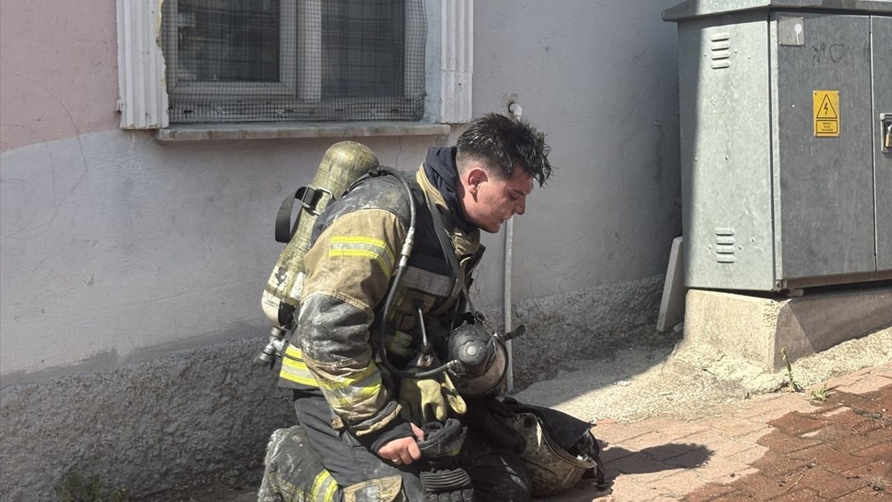 Kocaeli'de Apartmanda Yangın: 3 Kişi Kurtarıldı