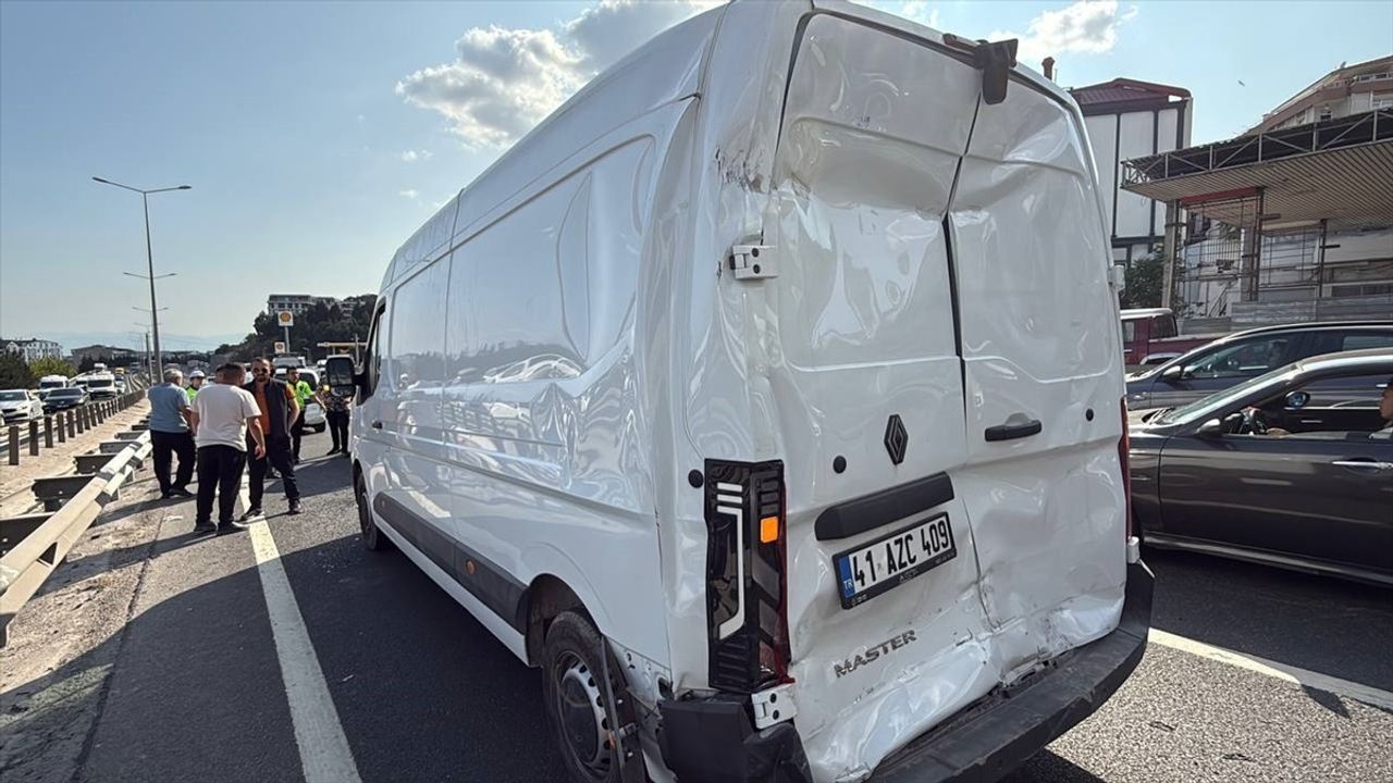 Kocaeli'de D-100 Karayolu'nda Zincirleme Trafik Kazası