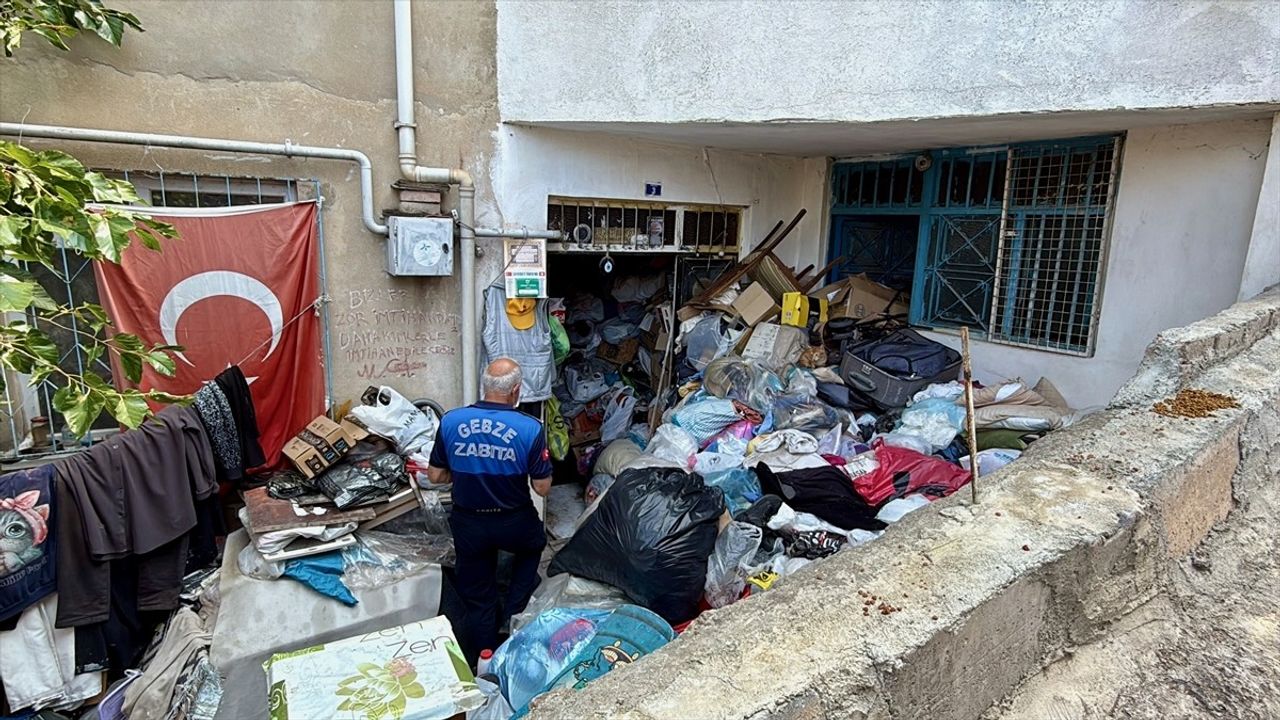 Kocaeli'de Dubleks Daire Temizliği: Kamyonlarca Çöp Çıkarıldı