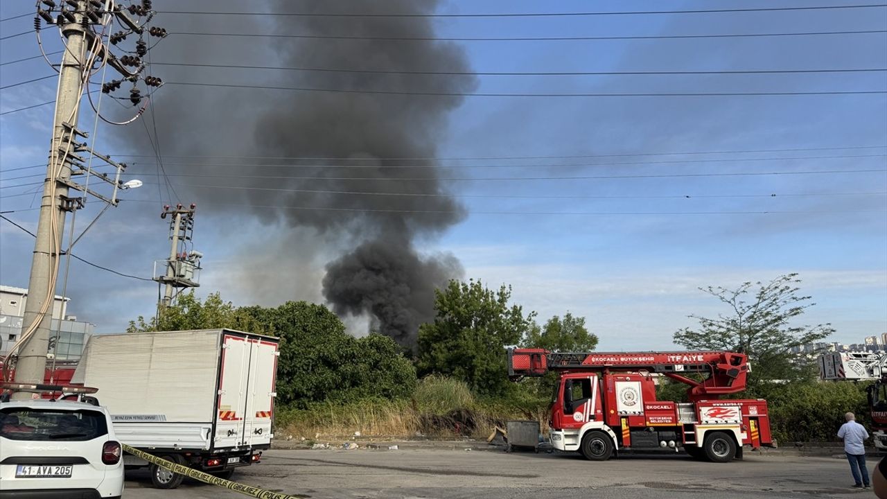 Kocaeli'de Geri Dönüşüm Tesisinde Yangın Çıktı
