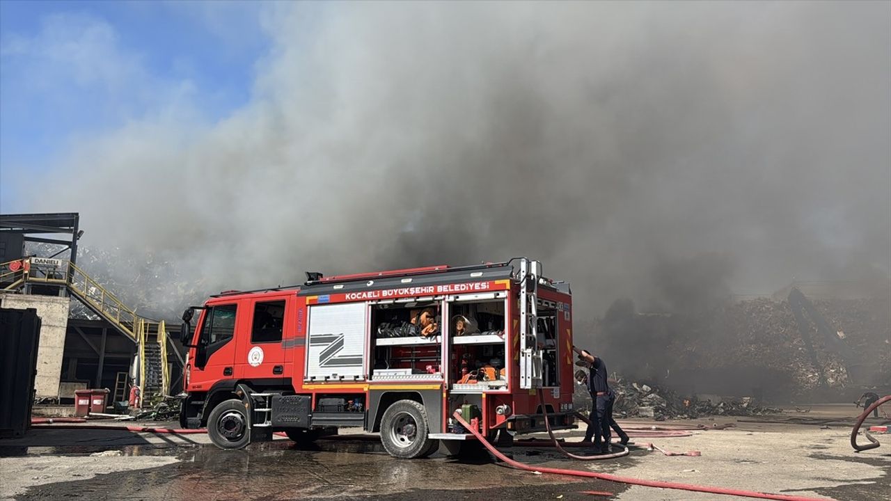 Kocaeli'de Hurda Atık Depolama Alanında Yangın Çıktı