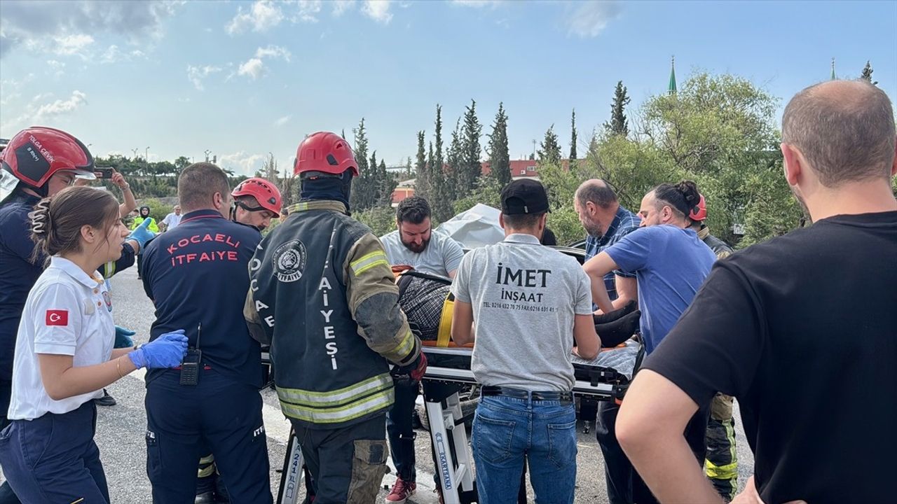 Kocaeli'de Otobüsle Çarpışan Otomobilde Üç Yaralı